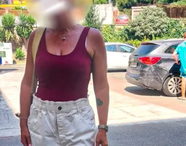 «Non si entra in pantaloncini» Donna respinta al comune di Bacoli