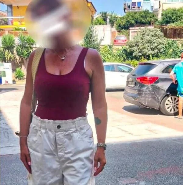 «Non si entra in pantaloncini» Donna respinta al comune di Bacoli