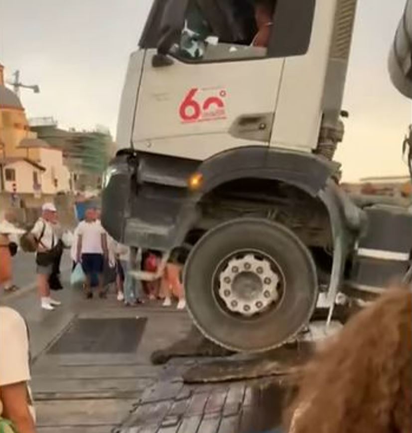 Sbarchi sempre più difficili al porto di Pozzuoli: corsa contro il tempo per installare il pontile