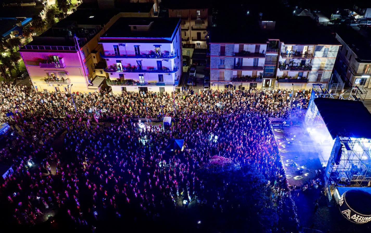 In migliaia anche per Franco Ricciardi, gli eventi estivi a Bacoli sono un successo. Flop a Pozzuoli – LE FOTO