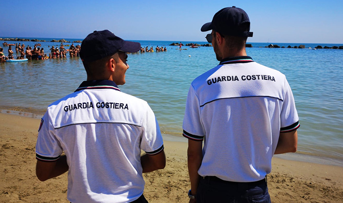 BACOLI/ Spiaggia libera “occupata”: sequestro di ombrelloni a Marina Grande