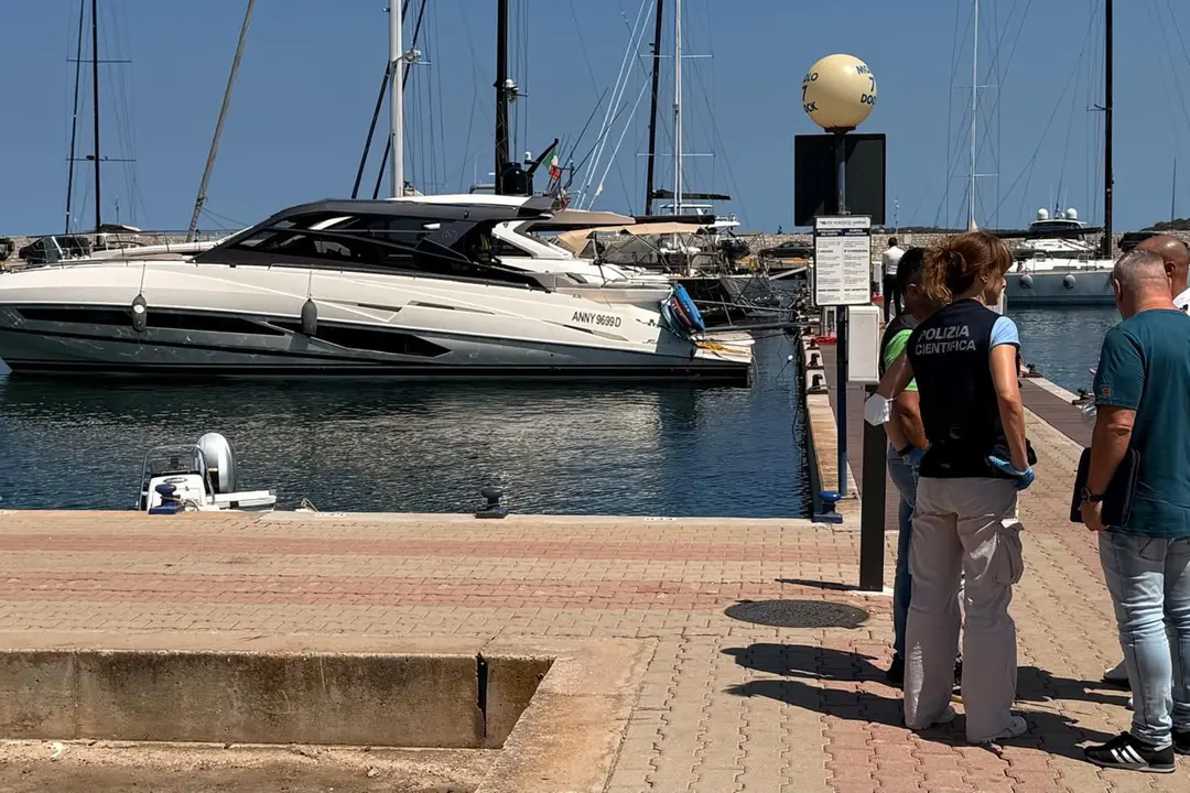 Giallo in Sardegna, 21enne di Bacoli trovato morto su un motoscafo