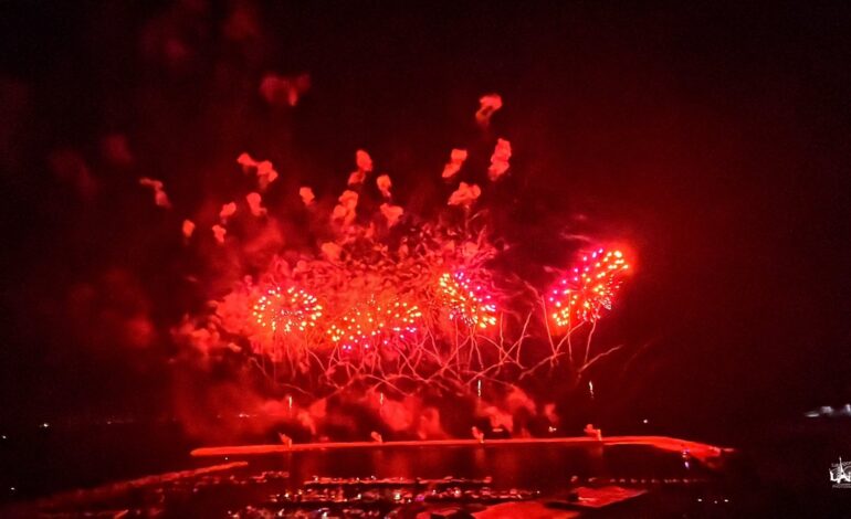 Il meraviglioso spettacolo di fuochi d’artificio a Monte di Procida – LE FOTO