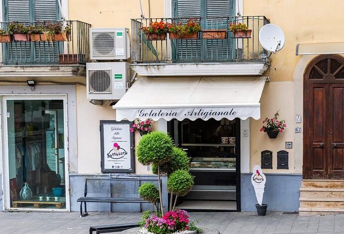 Furto nel centro storico di Pozzuoli: ladri portano via la cassa dalla gelateria “Sottozero”
