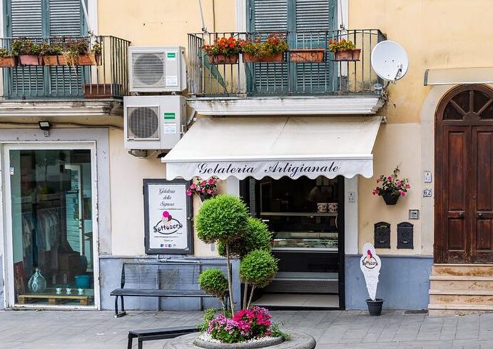 Furto nel centro storico di Pozzuoli: ladri portano via la cassa dalla gelateria “Sottozero”