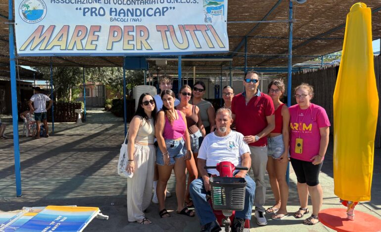 I giovani della Caritas di Pozzuoli in spiaggia per sostenere i disabili