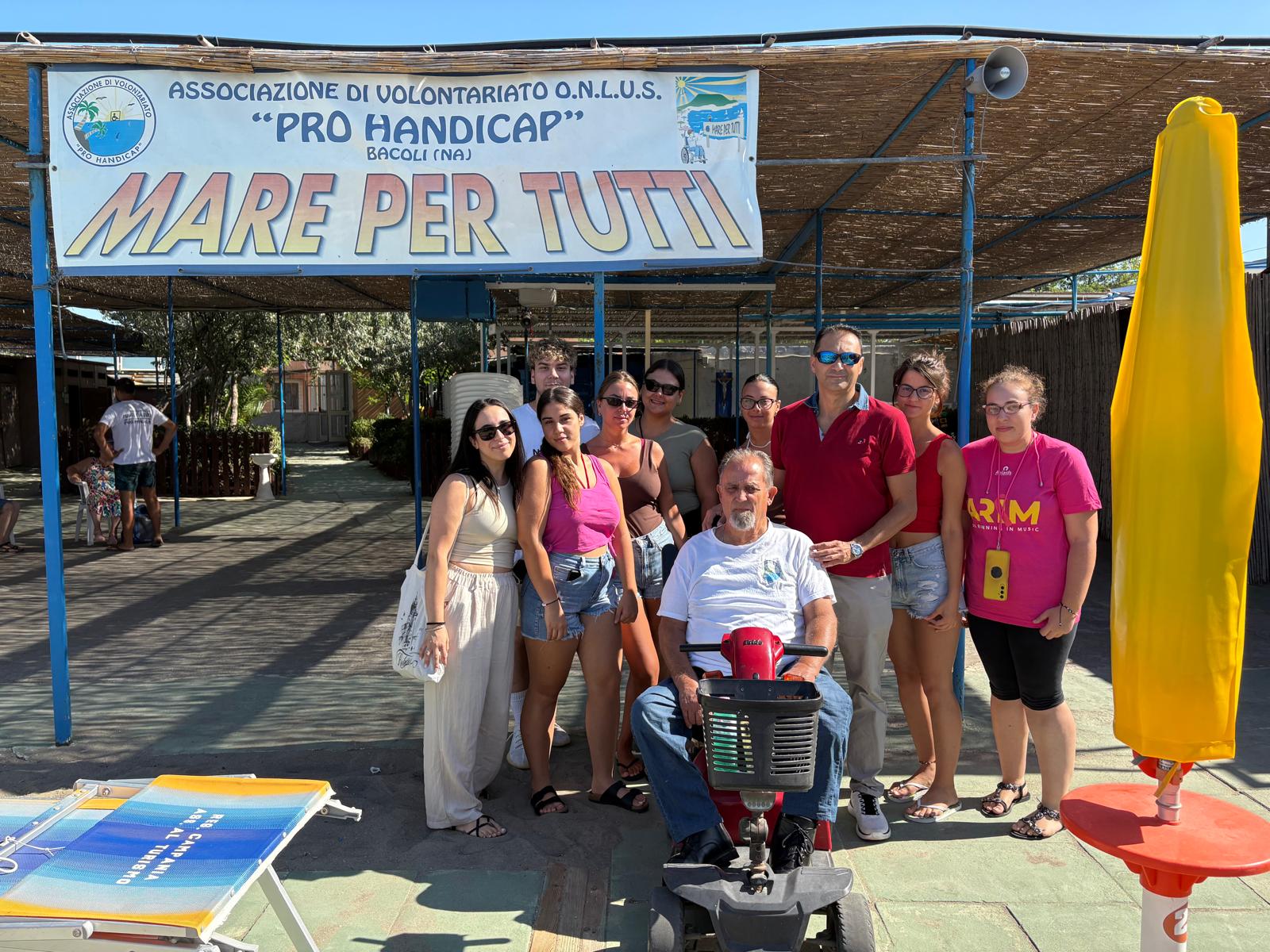 I giovani della Caritas di Pozzuoli in spiaggia per sostenere i disabili