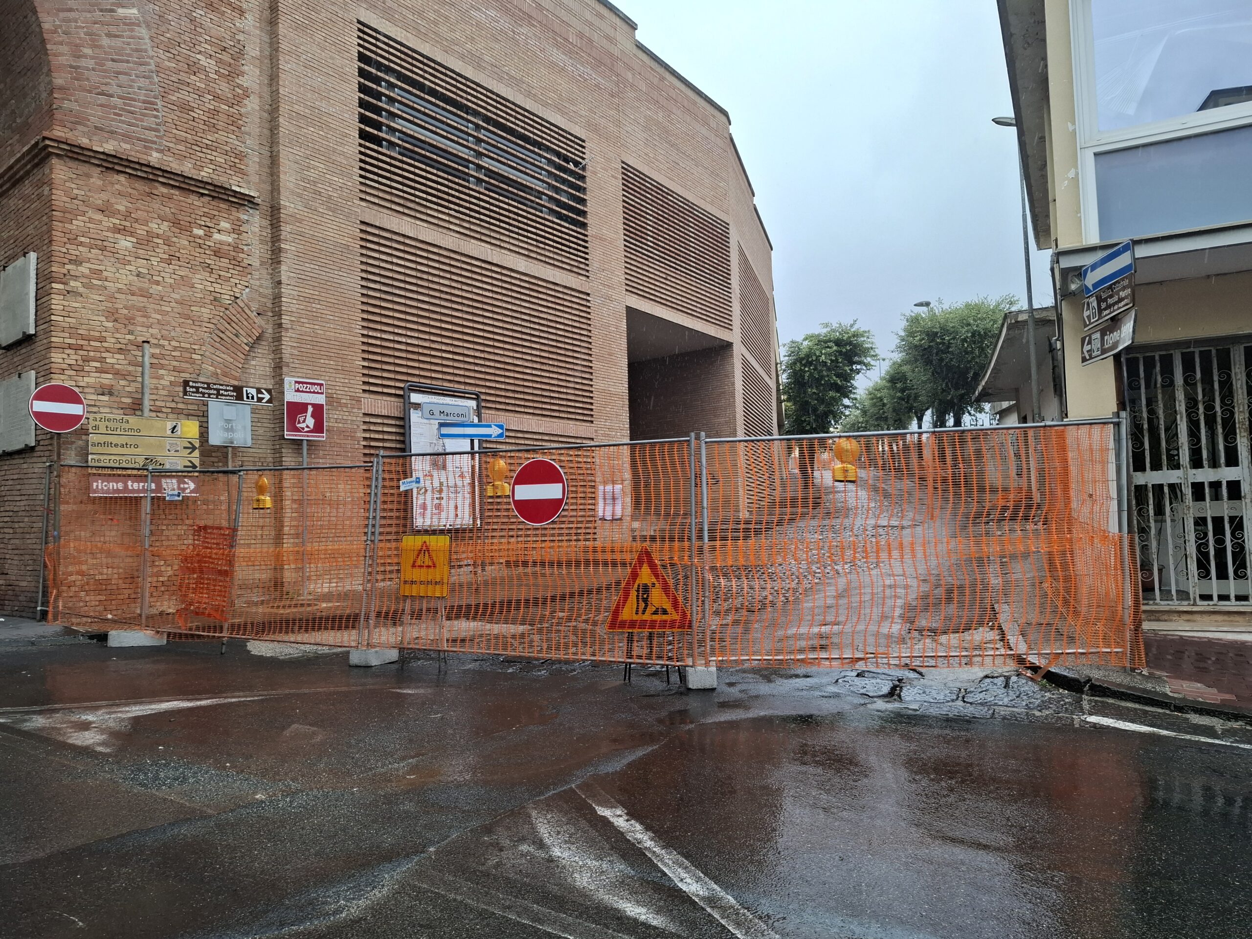 Strada chiusa, residenti e automobilisti in trappola a Pozzuoli