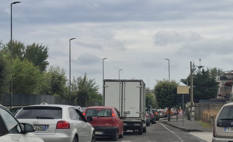 Pozzuoli nella morsa del traffico: strade paralizzate e automobilisti in trappola