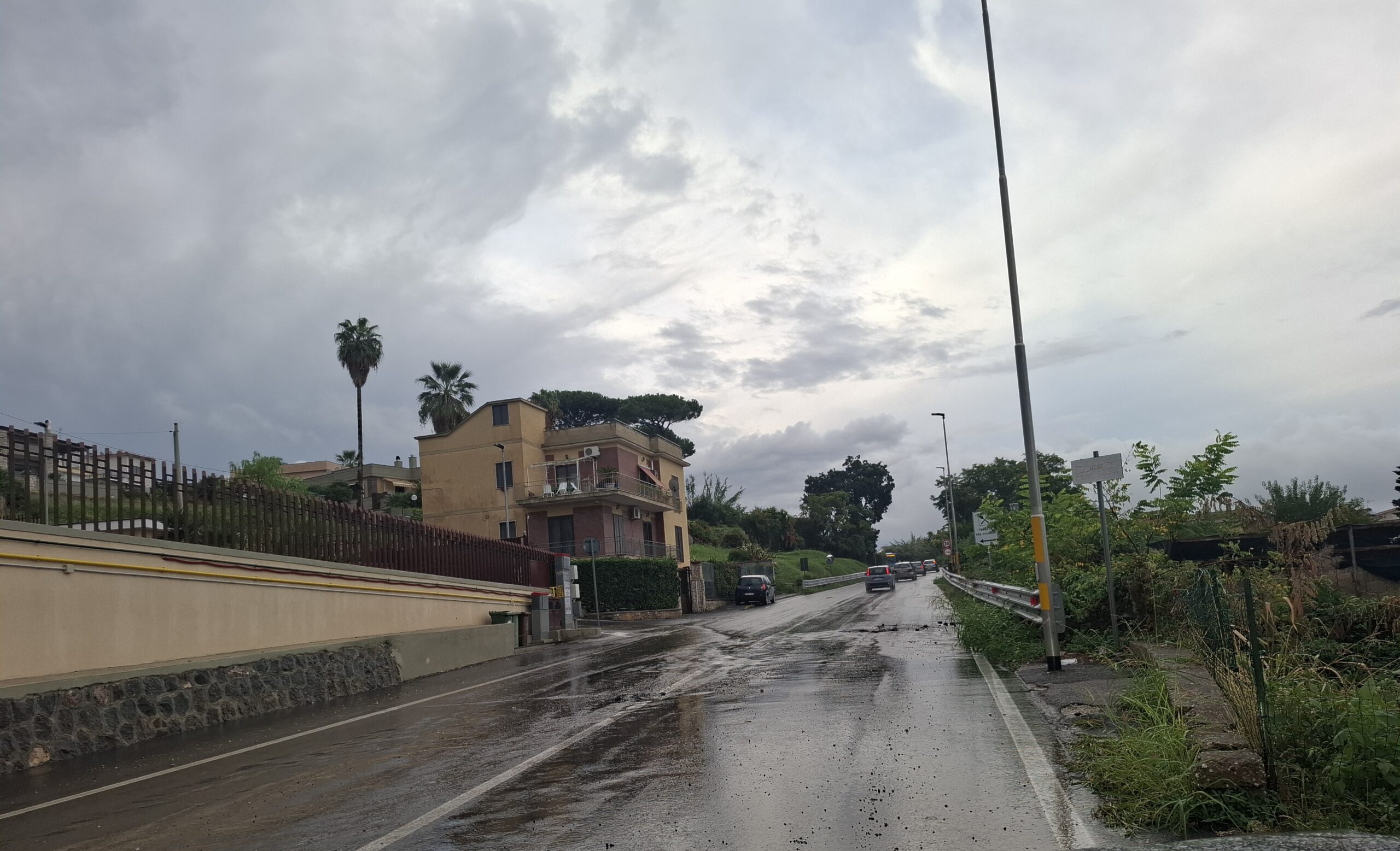 Strade colabordo a Pozzuoli: buche sulla strada da poco asfaltata – LE FOTO