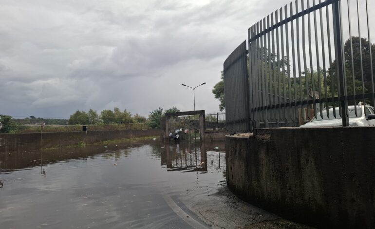 POZZUOLI/ Via Reginelle allagata e auto intrappolate nell’acqua