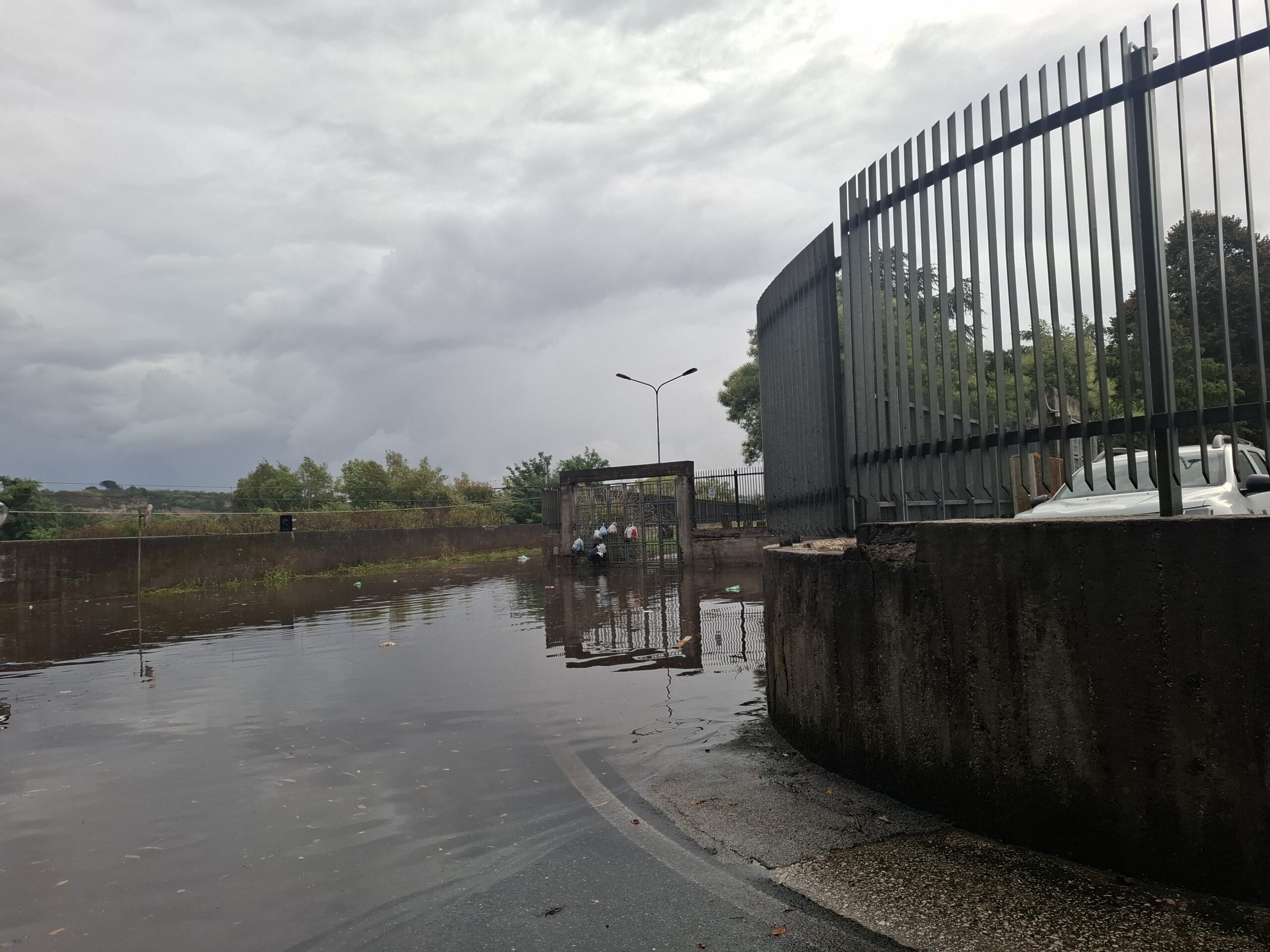 POZZUOLI/ Via Reginelle allagata e auto intrappolate nell’acqua