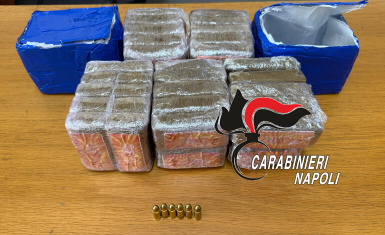 Cinque chili di droga e una pistola in casa: 41enne arrestata a Licola
