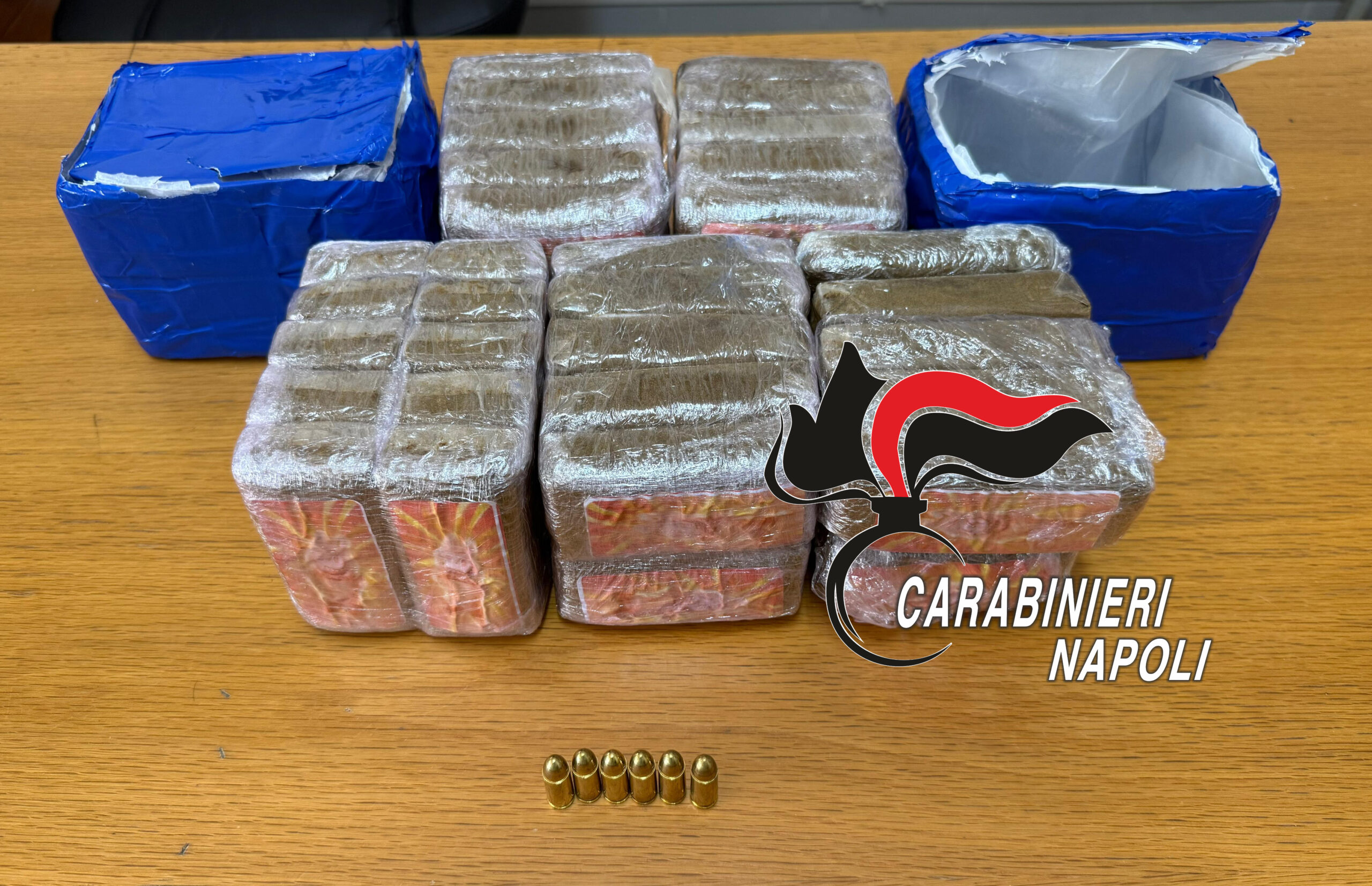 Cinque chili di droga e una pistola in casa: 41enne arrestata a Licola