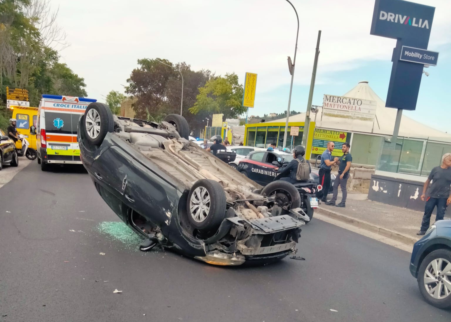 POZZUOLI/ Auto si ribalta in via Campana: ferito il conducente