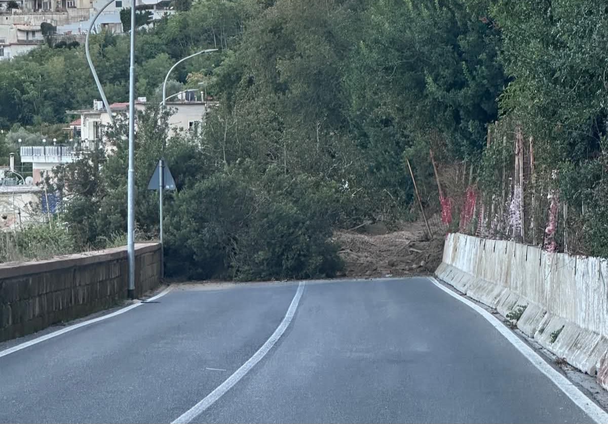 Frana allo Scalandrone a Bacoli: strada invasa da terreno e detriti – LA FOTO
