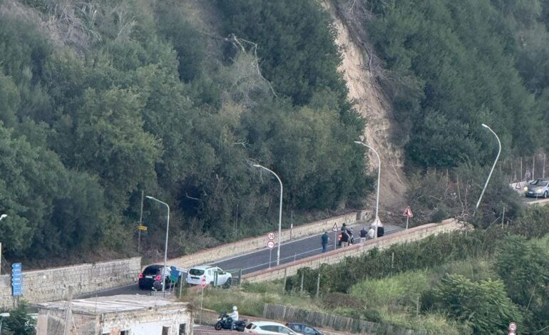 Frana a Bacoli, resta chiusa la strada: crollati anche pali della luce