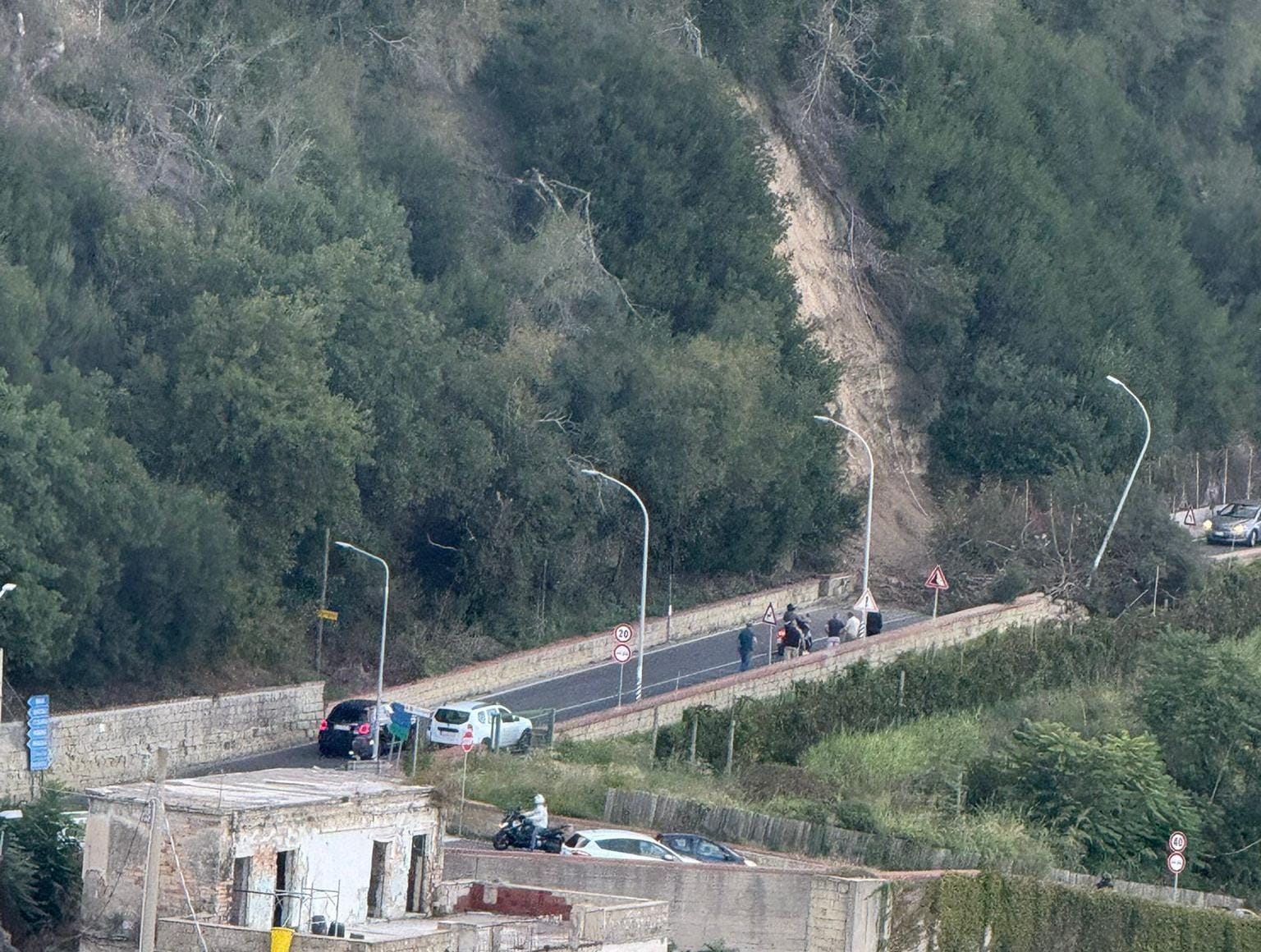 Frana a Bacoli, resta chiusa la strada: crollati anche pali della luce