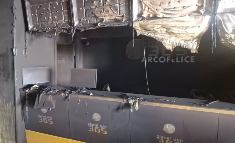 POZZUOLI/ Incendio distrugge centro scommesse sportive ad Arco Felice – LE FOTO