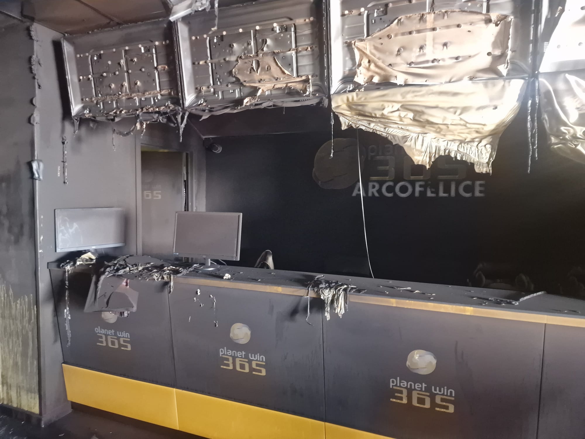 POZZUOLI/ Incendio distrugge centro scommesse sportive ad Arco Felice – LE FOTO