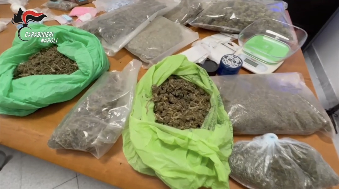 Chili di droga e 37mila euro in casa: arrestato ausiliare del traffico a Bacoli
