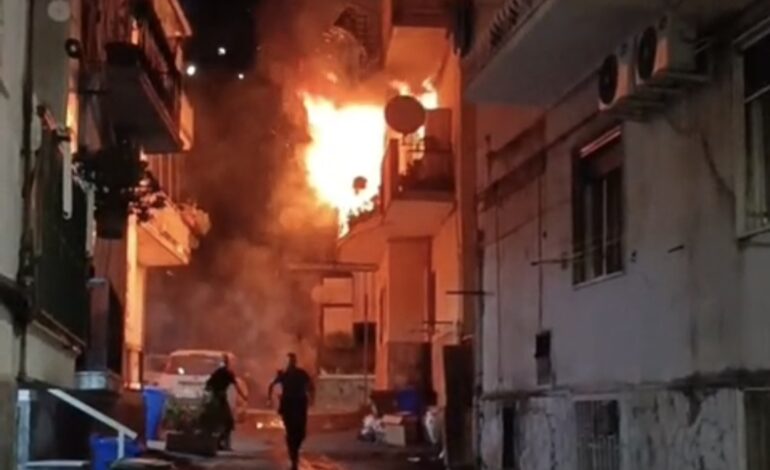 POZZUOLI/ Casa in fiamme a Via Napoli: paura e gente in strada