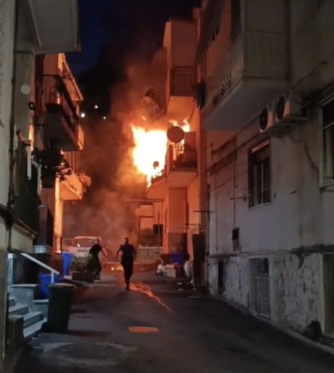 POZZUOLI/ Casa in fiamme a Via Napoli: paura e gente in strada