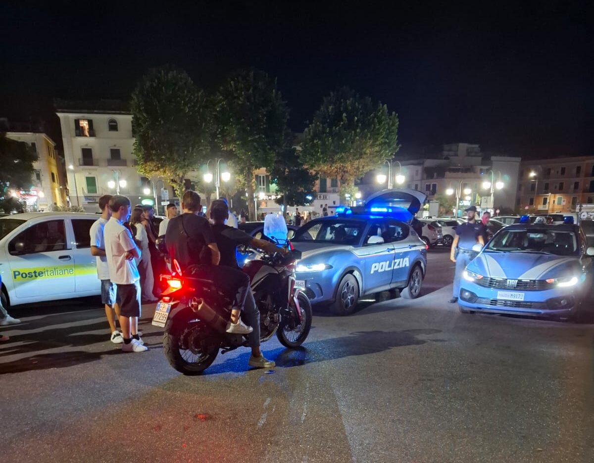 Operazione “Movida sicura” della Polizia a Pozzuoli: fermati quattro ragazzini in moto senza casco – LE FOTO