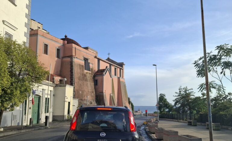 Caos viabilità: mezza strada (con semaforo) collega via Napoli e il porto con Pozzuoli alta. Ridotte le vie di fuga