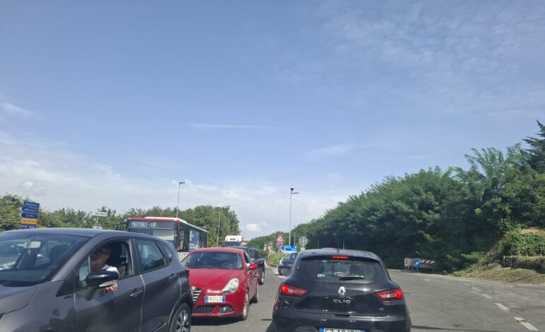 Caos lavori pubblici a Pozzuoli, si asfalta strada già asfaltata: traffico paralizzato tra Licola, Monterusciello e “La Schiana”