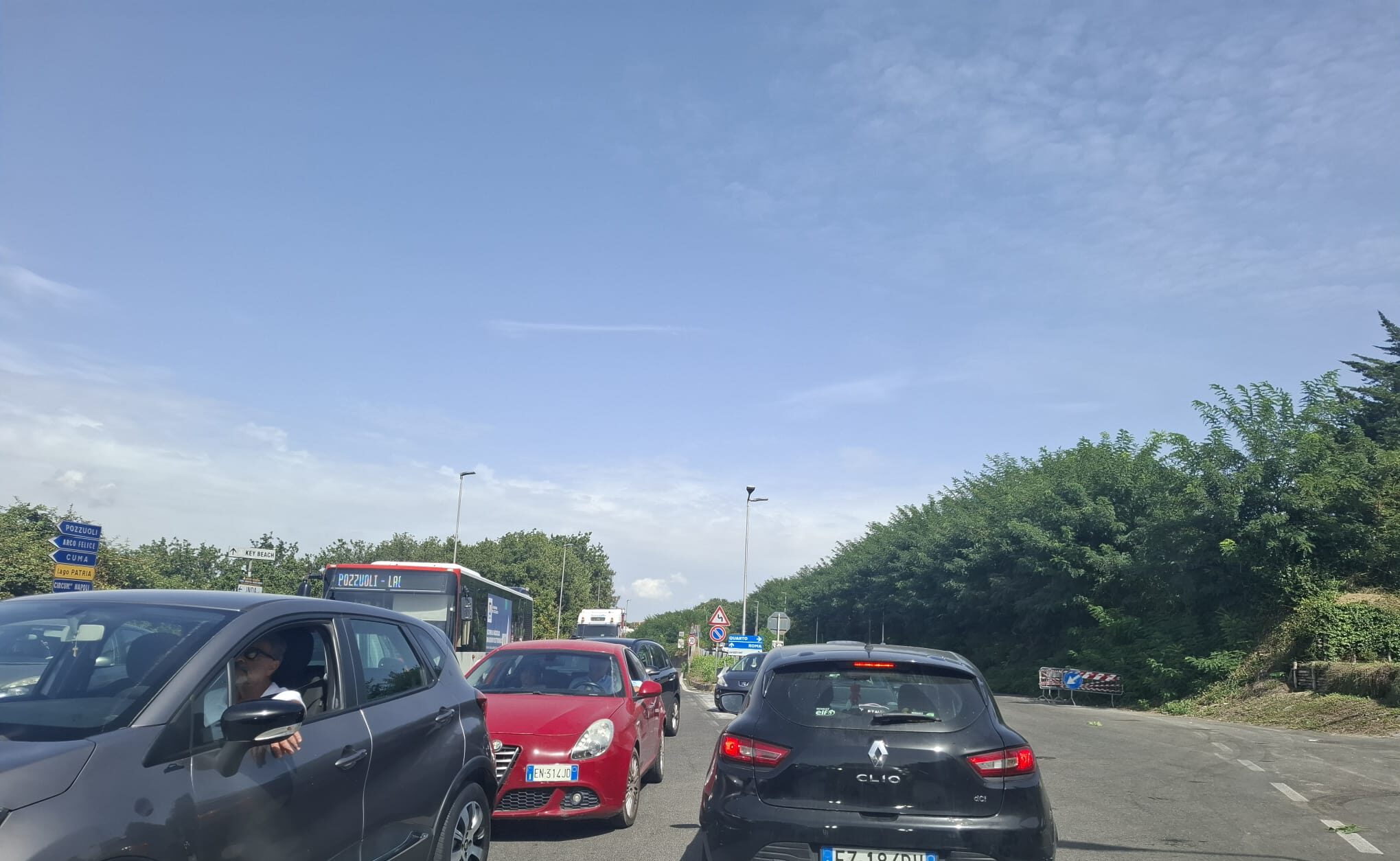 Caos lavori pubblici a Pozzuoli, si asfalta strada già asfaltata: traffico paralizzato tra Licola, Monterusciello e “La Schiana”