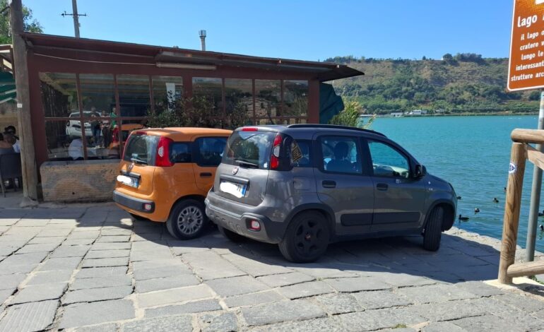 POZZUOLI/ Sosta selvaggia al Lago d’Averno: auto parcheggiate ovunque