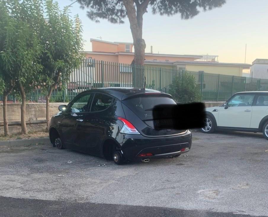 BACOLI/ Ladri scatenati, rubate quattro ruote all’auto di un bagnante
