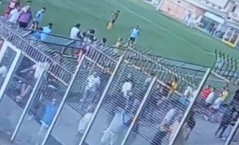 Puteolani aggrediti allo stadio di Caivano «Lanciate decine di bottiglie contro famiglie con bambini»