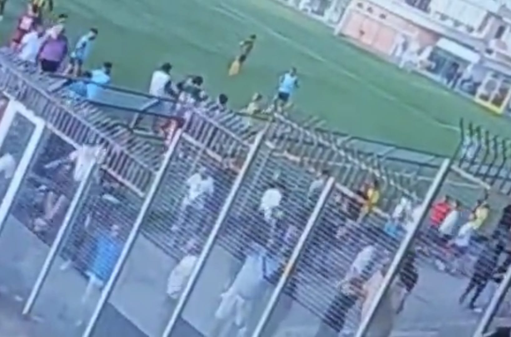 Puteolani aggrediti allo stadio di Caivano «Lanciate decine di bottiglie contro famiglie con bambini»