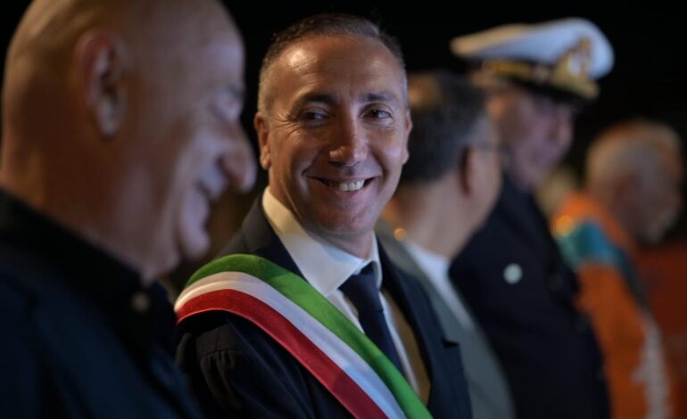 «Ti metto dentro ai muri» Messaggi di morte al sindaco di Quarto Antonio Sabino