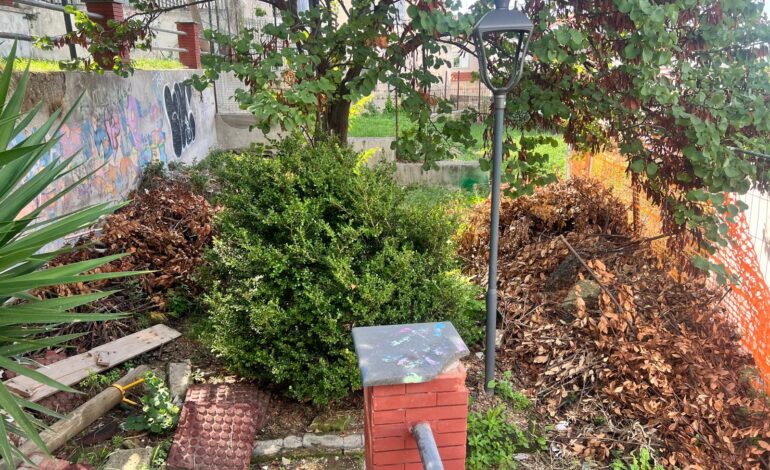 BACOLI/ La villetta Campi Elisi è uno scempio: “Vandali e coppie che fanno sesso” – LE FOTO