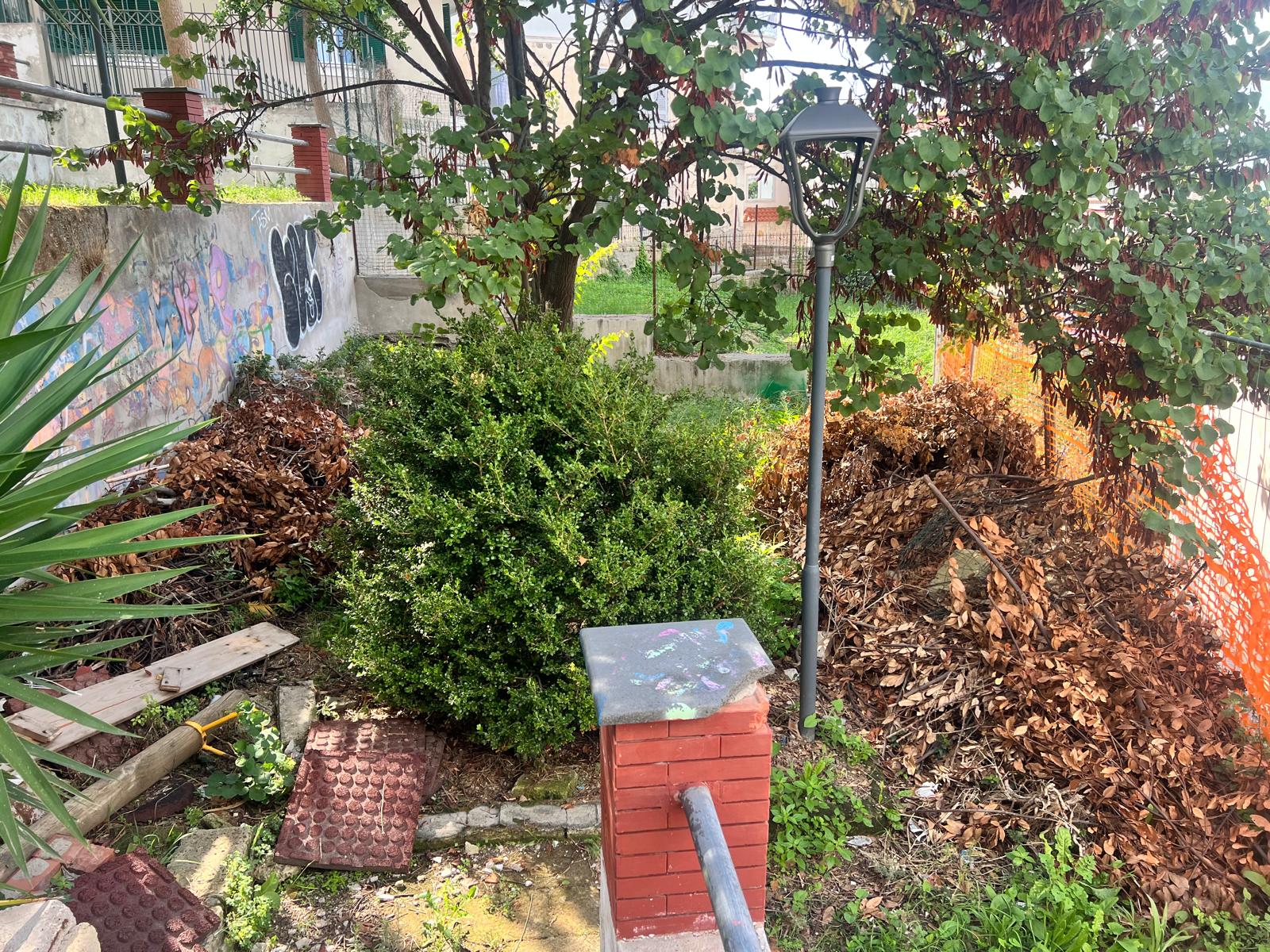 BACOLI/ La villetta Campi Elisi è uno scempio: “Vandali e coppie che fanno sesso” – LE FOTO