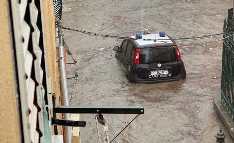 Allagamenti a Forio d’Ischia, auto intrappolate nell’acqua