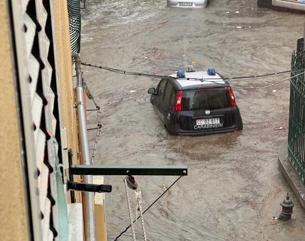 Allagamenti a Forio d’Ischia, auto intrappolate nell’acqua