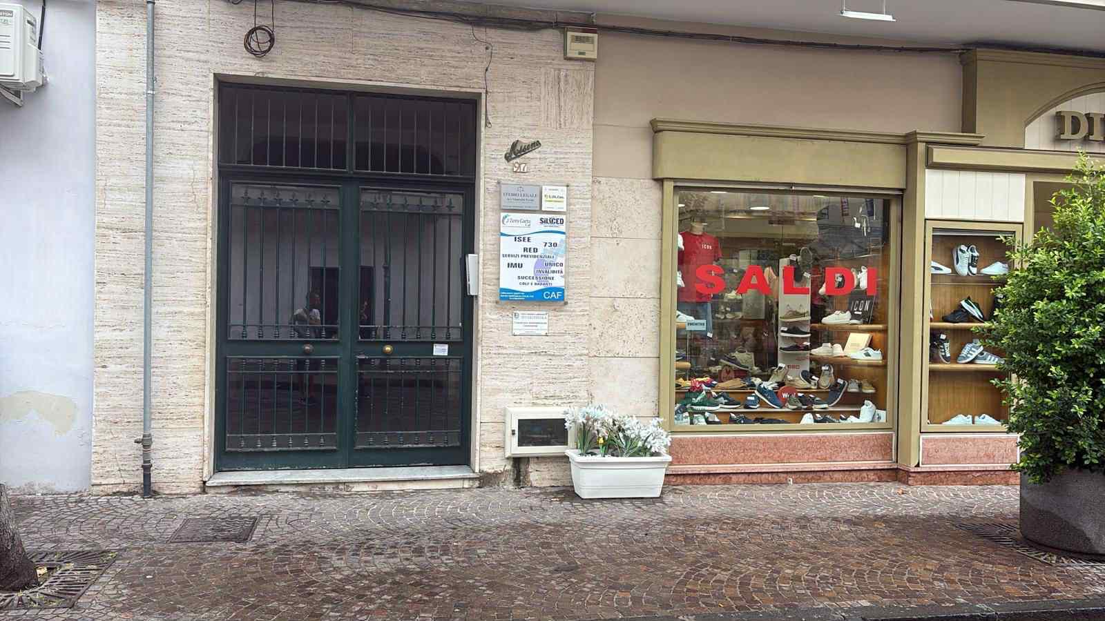BACOLI/ Il portone dei furti: la triste denuncia di una coppia bacolese