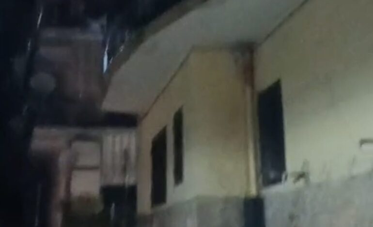 POZZUOLI/ Vigili salvano anziani e disabili dalle fiamme a Via Napoli. Cinque famiglie sgomberate