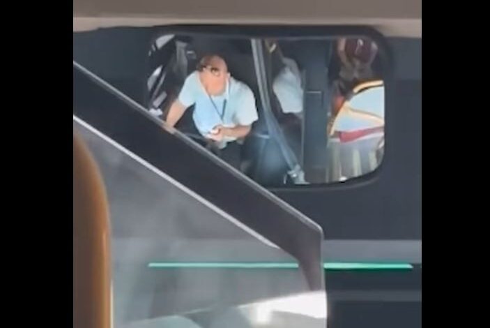 «Autista del bus alla guida con il cellulare in mano» la denuncia di un passeggero diretto a Varcaturo