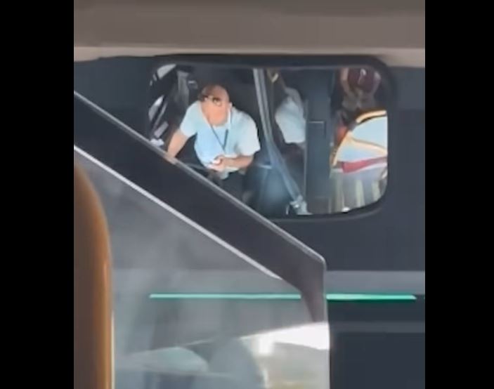 «Autista del bus alla guida con il cellulare in mano» la denuncia di un passeggero diretto a Varcaturo