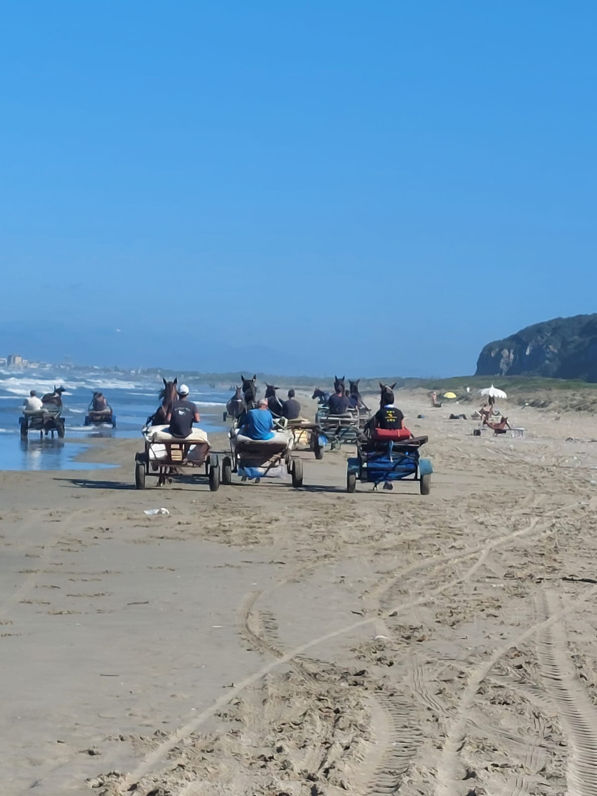 Scempio continuo sulla spiaggia tra Pozzuoli e Bacoli «Nessuno vede niente»