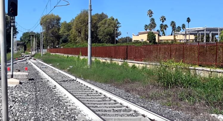 Treni fermi tra Arco Felice e Torregaveta, l’ira dei pendolari. Associazione denuncia «Da EAV condotta gravissima»