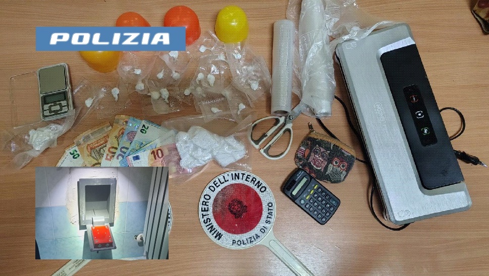 Nascondono droga in casa: arrestate due donne