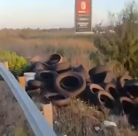 Discarica abusiva con carcassa di furgone e pneumatici sulla SS7 Quater