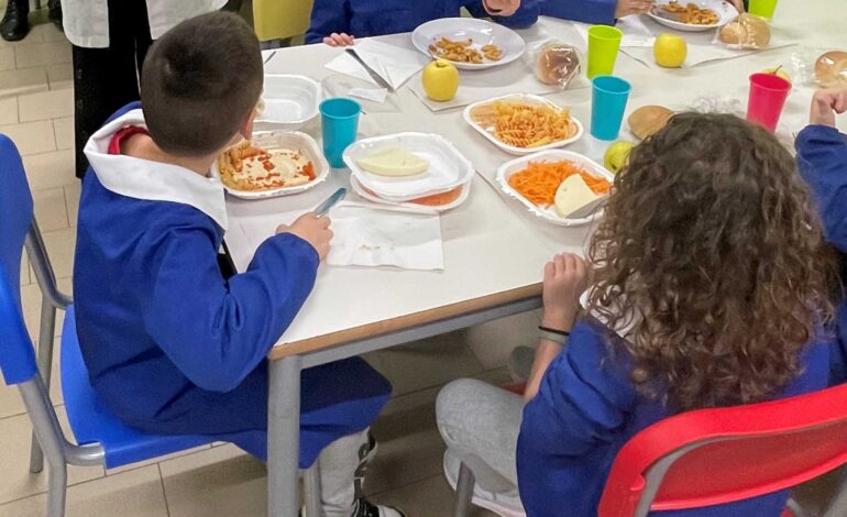 MONTE DI PROCIDA/ Caro mensa a scuola, l’opposizione denuncia: «Il sindaco non pensa alle famiglie»