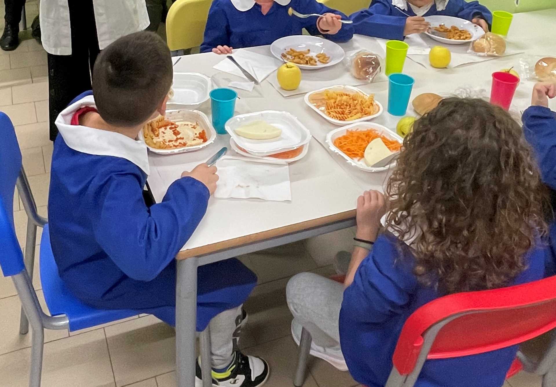 MONTE DI PROCIDA/ Caro mensa a scuola, l’opposizione denuncia: «Il sindaco non pensa alle famiglie»